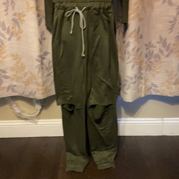 Fashion Nova Jumper with open knees - Picture 2 of 5